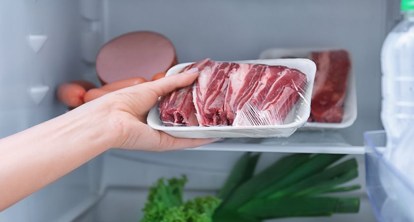 Si può mangiare carne cruda scongelata?