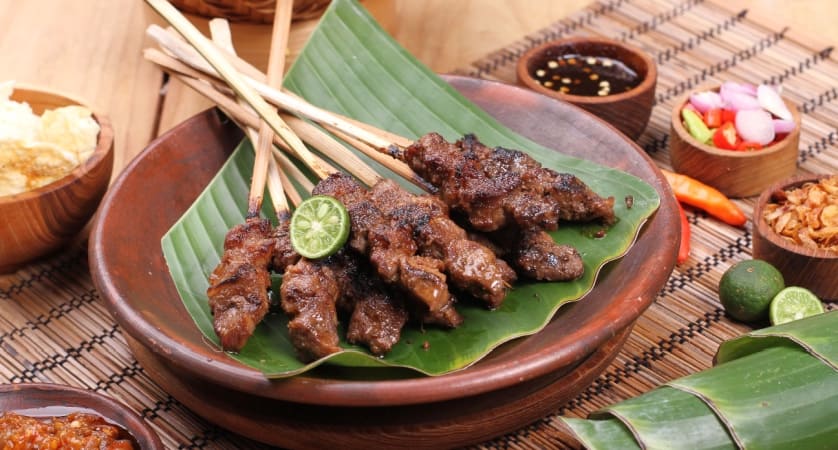Spiedini di carne tipici della cucina indonesiana