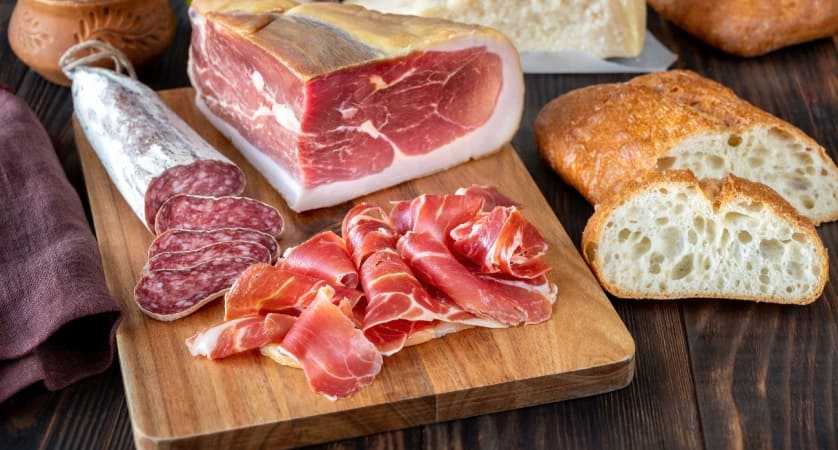 Quanto tempo possono stare i salumi fuori dal frigo?