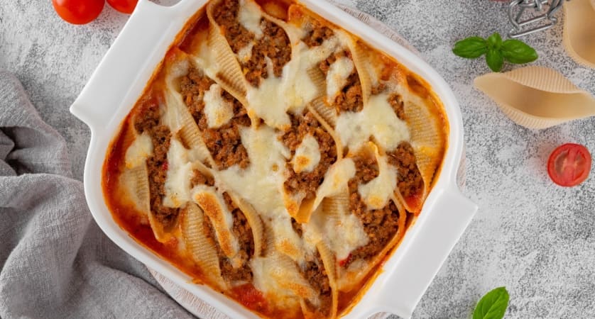 Conchiglioni ripieni di carne macinata e mozzarella