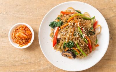 Japchae: piatto coreano con noodles, carne e verdure