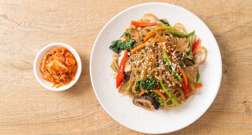 Japchae: piatto coreano con noodles, carne e verdure