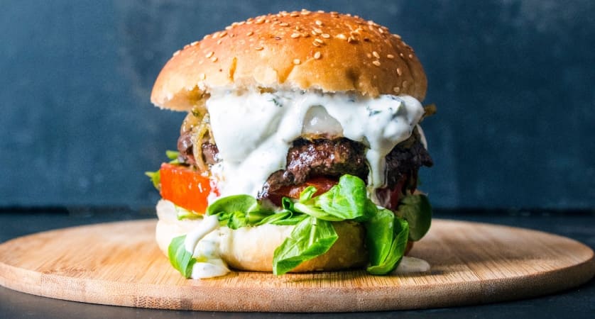 Come fare la salsa yogurt per hamburger, ricetta