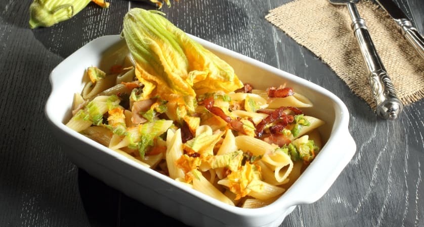 Pasta con fiori di zucca e pancetta